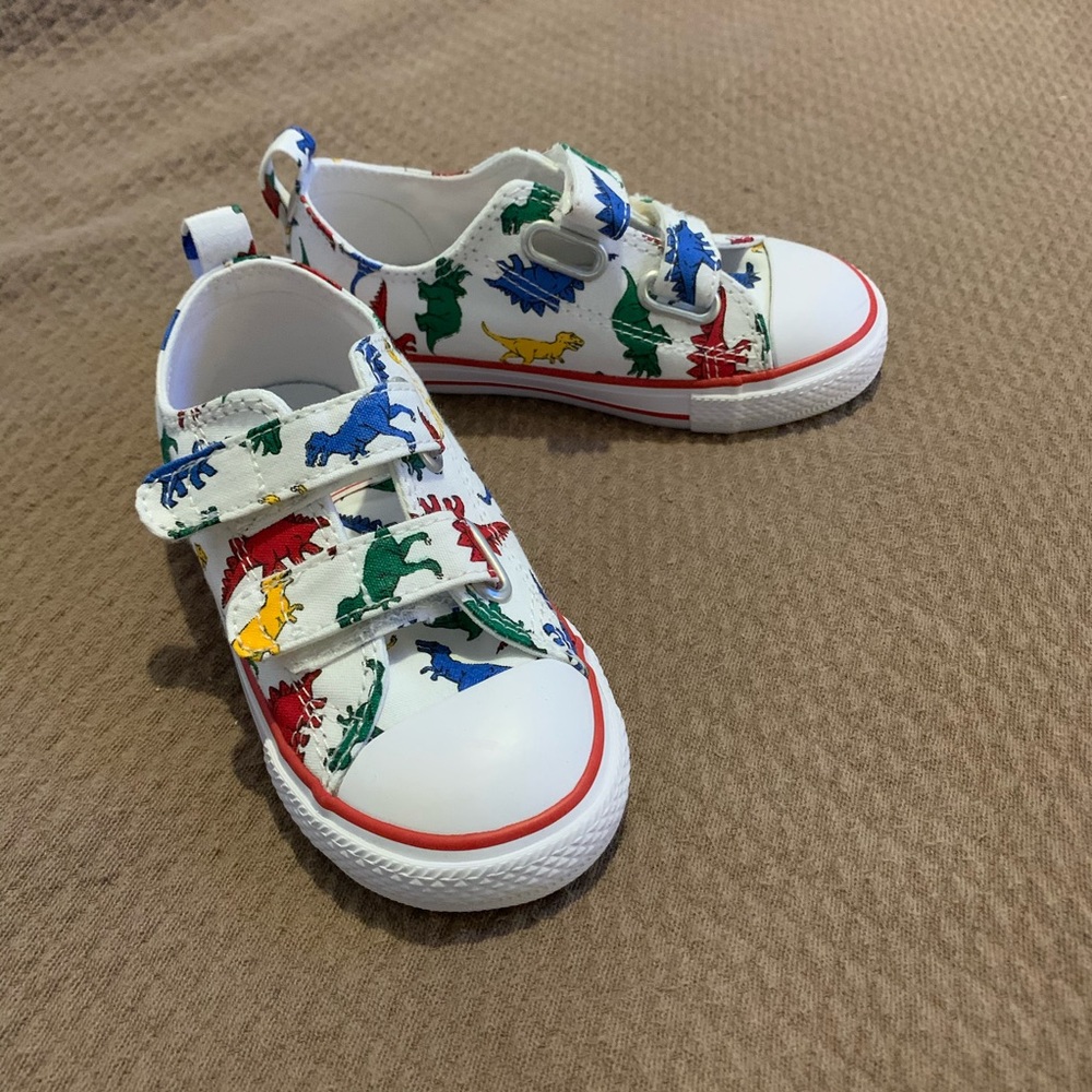 🚨 Size 9 toddler boy’s BRAND NEW DINO CONVERSE